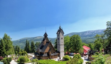 Skandynawski akcent w środku polskich gór. Leży w Karkonoszach i zachwyca turystów  