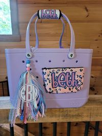 This 3 item bundle comes with 1 tassel, 1 cheetah accessory bag and 1 luggage strap cover. The color vinyl and ribbons can be changed to match the color of your Bogg Bag This bundle has been used for the tye die, blues, white and pink Boggs.