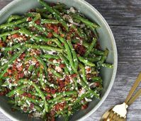 Bønnesalat med bacon, mandler, rødløg og parmesan | Baregomad.dk