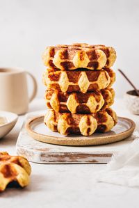 Spécialité belge par excellence, impossible de résister à la Gaufre Liégeoise ! Une recette très gourmande à la fois moelleuse et légèrement caramélisée... On craque pour sa mie filante et ses bons grains de sucre. A vos gaufriers !