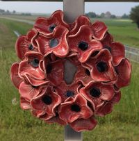 Flanders fields poppy-krans is vervaardigd door keramist Siete Koch uit Workum op verzoek van de Werkgroep Lancaster-monument . Lancaster W4888