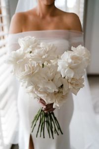 25+ Modern Monochromatic Wedding Florals & Decor Ideas • VintageBash