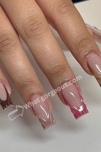 #ChromeNails #MetallicNailDesign #ShinyNails #TrendyChromeNails #GlamorousNails #MirrorEffectNails #NailArtTrends #LuxuriousNails #NailDesignInspiration #FuturisticNailArt