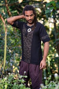 Handcrafted Top decorated by the sacred shipibo pattern . . . Featuring 3 buttons in the chest area for true comfort and ventilation . . . Made of 100% breathable natural cotton . . . The measurements are: S/M Men - 102cm / 40 inch chest circumference and 68cm / 27 inch length M/L Men - 106cm / 42 inch chest circumference and 70cm / 27.5 inch length XL Men - 114cm / 45 inch chest circumference and 73cm / 29 inch length Join us @_AJJAYA Instagram community for our latest updates and offers :)