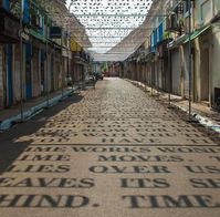 La Lumière du Soleil projette des Ombres de Textes dans une Installation Street Art de DAKU (1)