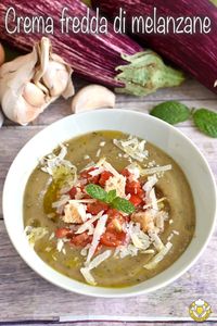 Il gazpacho di melanzane è una crema fredda estiva da gustare come primo piatto, accompagnata da crostini di pane, scaglie di grana e una brunoise di pomodorini