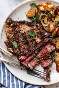 this tuscan grilled steak recipe is the PERFECT grilled steak! a simple (7 ingredients!) herb rub give the tuscan steaks restaurant-quality flavor. #playswellwithbutter #tuscanrecipes #steakrecipes #grilledsteak #easydinnerrecipes #grillingrecipes