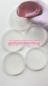 A tutorial of how to make pressed flower resin coasters by Floral Neverland. #resinart #resincoasters #resincrafts #resincrafting #resinwork #resinartist #resinhomedecor #homedecor #diy #tutorial