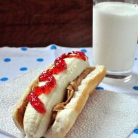 A fun twist on the classic PB&J, these Peanut Butter Banana Dogs with Homemade Raspberries Jam don’t just taste amazing but they are also super easy to make and an enjoyable way to serve fruits.