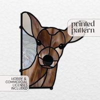 This is a full-size printed deer stained glass pattern that will arrive in the mail. You'll receive an information sheet and two versions of the pattern - one that's clean, and one that's pre-numbered. 𝐏𝐀𝐓𝐓𝐄𝐑𝐍: Deer Buddy, an adorable deer stained glass light catcher that pops up from the corner of a window frame and peeks inside. 𝐅𝐈𝐍𝐈𝐒𝐇𝐄𝐃 𝐒𝐈𝐙𝐄: 10" wide and 11.5" tall 𝐒𝐊𝐈𝐋���𝐋 𝐋𝐄𝐕𝐄𝐋: Intermediate, 21 pieces plus paint (eyes)  𝐏𝐑𝐈𝐍𝐓𝐄𝐃 𝐒𝐈𝐙𝐄: The paper you'll r