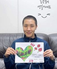 Mensaje de Hjope para el día de la Madre en Corea: "Mamá y papá, estoy saludando en la celebración del Día del Padre. Gracias por traerme al mundo y criarme. Te quiero. Tu hijo, Hoseok." (Buenas cosas pasarán) #jhope #hobi #jhopebts