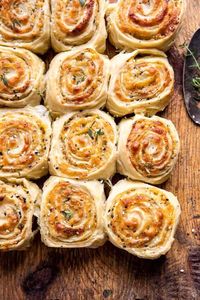 Herby Everything Cheddar Swirl Buns | halfbakedharvesr.com #bread #everythingspice #cheddar #easter #cheddar #bread