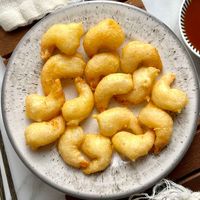 Learn to make crispy and juicy Chinese Battered Prawns with an authentic puff. Served with homemade sweet and sour sauce.