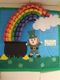 DIY March Door And Bulletin Board Decor For St. Patrick's Day - RecipeMagik