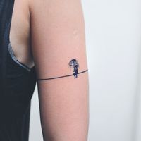 Deze opsomming omvat 2 minimale regenachtige dag tijdelijke tatouages hierboven vermeld. ⟠ Lang duurzaam, waterdicht en realistische tatouage sticker ⟠ Oorspronkelijke handgetekende tatoegeringsontwerpen & handgeschreven kalligrafie ⟠ Veilig voor de gevoelige huid & niet-toxische ⟠ Duurt 4-6