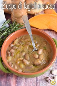 La zuppa di fagioli e zucca è un primo vegetariano semplice e delizioso, il comfort food ideale per le fredde giornate d'autunno e d'inverno.