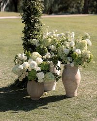 Quiet luxury meets natural beauty. We transformed Ojai Valley Inn into a serene Oasis for a timeless wedding ceremony. Simple, elegant designs highlighted the venue’s stunning surroundings, creating an unforgettable experience. @michelbevents @matthewhanlon