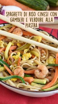 15min · 4 servings

 

Ingredienti principali:
 • noodles di riso
 • gamberi
 • zucchine
 • carote
 • cipollotto
 • uova
 • salsa di soia

