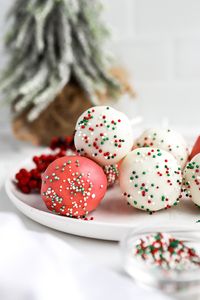 Easy Christmas Cake Pops Recipe (For The Holidays)