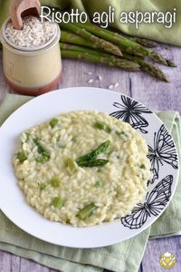 Il risotto agli asparagi è un primo piatto primaverile cremoso e delicato, scopri tutti i segreti per prepararlo al meglio! #risotto #asparagi #primavera #ricette #pasqua