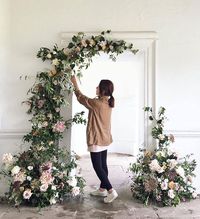 Montagem de entrada com flores.Um charme para as decorações românticas ⚘ : #miniwedding #casamento #decoracaodecasamento #vintage #rustico #rusticwedding #vintagewedding #casamentovintage #casamentorustico #boho #decorar #casar #amar #detalhes #vintageinspired #weddinginspiration