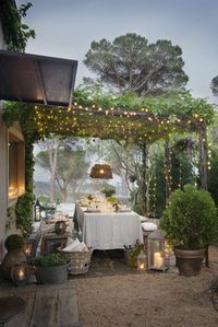 6 inspirations pour votre salle à manger extérieure—Si l’on ne veut pas tomber dans la pénombre après le coucher du soleil, on n’oublie pas l’éclairage! Les guirlandes lumineuses, lanternes et chandelles fournissent une belle lumière sans pour autant briser l’ambiance.