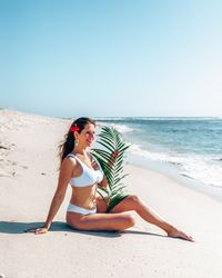 How to pose for Instagram? 75 easy Instagram poses for your next photoshoot, including most flattering bikini poses, easy couple poses, how to pose with props, and drone picture poses. #pictureposes #instagramposes