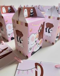 Cumpleaños de Osos Escandalosos. Confeccionamos cajas sorpresas, cajitas Popcorn, banderín y vasos, todo con una paleta de colores que representa esta temática. Si necesitas un cumpleaños, decoración de bautizo o baby shower, escríbenos a nuestro celular +56992765447, para darle un toque exclusivo a tu fiesta. 🎈