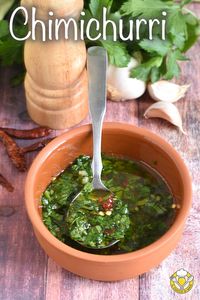 La salsa chimichurri è una ricetta tipica sudamericana per condire asado e altre carni alla griglia, ma è ottima anche con il pesce, con le verdure o per deliziose bruschette!