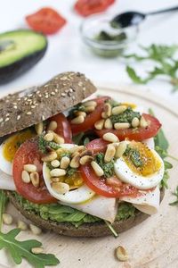 Een goed gevuld broodje gezond met avocado. Een bagel met avocado, kipfilet, tomaat, ei en groene pesto. Een heerlijke combi.