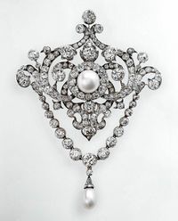 Victorian American diamond 925 sterling silver pearl dhanging queen Victoria's diamond jubilee brooch with pendant/ worn Queen Elizabeth ii, Metal: Sterling Silver Metal Purity: 925 Metal Wt:.16.71 Grams Diamond Type: American. Diamond Zircon CZ Diamond cut: round Diamond Color: white Diamond Clarity: AAA+ Diamond Cut: Good Diamond Shape: Round Diamond Wt: 5.87 Ctw Gemstone: pearl Gemstone weight: 2.5 cwt. Item Dimension: Length:10 cm Breadth : 6.5 cm Product Color: Oxidized Black and Gold Rhodi