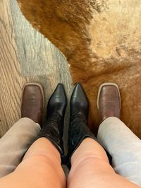 cute couples picture, picture to recreate with bf, couples aesthetic, cowboy boots, black cowboy boots, mens cowboy boots, couples outfits idea, country, summer, rodeo