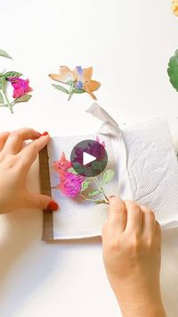 1.2M views · 5.1K reactions | 🌸 Flores secas em 1 minuto

Transforme um passeio pelo jardim em uma atividade cheia de significado. Convide as crianças a escolherem suas flores favoritas, promovendo momentos de conexão e observação da natureza. Depois, siga este passo a passo simples:

1️⃣ Recolha as flores e organize com a criança.
2️⃣ Coloque-as entre camadas de papel toalha e papelão.
3️⃣ Feche o “pacotinho” e leve ao micro-ondas por 1 minuto.
4️⃣ Retire com cuidado, e as flores estarão lindas e ressecadas!

💡 Use essas flores para criar cartões únicos e presentear amigos e familiares neste fim de ano. Uma atividade lúdica e criativa que estimula o vínculo familiar, a atenção aos detalhes e o cuidado com o meio ambiente.

✨ Quer mais ideias incríveis como essa? Siga @profa.ediane para 