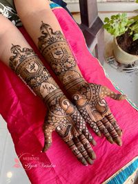 #bridal #bridetobe #bridalmehendidesign #bridalmehndi #heenaart #heenadesign #art #artist #artwork #mehndiart #mehndiartist #jyotivandra_mehndiartist #inspiration