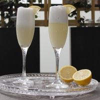 De Limoncello Espuma is een heerlijke zomerse cocktail met prosecco, limoncello en een bolletje sorbetijs. Probeer hem thuis eens te maken!