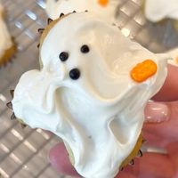 Hannah Brianne on Instagram: "Cupcake Ghosties! How CUTE are these!?👻🖤 Directions: - Prepare cupcake batter of choice. - Fill cupcake liners with batter about 2/3 full. - Roll 4 small balls of foil. - Shape cupcake liners to look like ghosts using the foil balls. - Bake according to cupcake instructions. - Allow to completely cool before frosting the cupcakes. - Create eyes and mouth using black round sprinkles. Enjoy! #cupcakeghosts #cupcakehack #ghostcupcakes #halloweenfood #halloweenpar