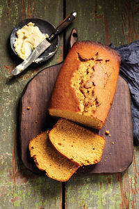 Don't let pumpkin get all this glory this fall. Butternut squash shows off its similar flavour vibes in this easy snacking cake.