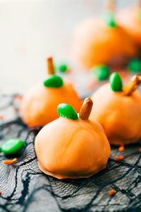 5-Ingredient Halloween Oreo Truffles | Chelsea's Messy Apron