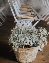 Déposer des paniers remplis de gypsophile pour fleurir la cérémonie de mariage sans énorme budget