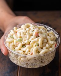 New York deli macaroni salad is a simple side that combines elbow macaroni with a vinegar brine and mayonnaise for that unbeatable NY deli flavor! This is great with burgers, barbecue, and sandwiches! #macaronisalad #newyorkmacaronisalad #delimacaronisalad