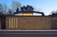 This #newbuildhomeinlondon utlised frameless #clerestorywindows at high level to bring in natural light. The #framelesswindows sit between the roof of the house and an elevated 'pop up' section bringin in light throughout the day.