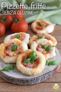 Le pizzette fritte o montanare sono un antipasto sfizioso della cucina napoletana, condite con sugo di pomodoro, parmigiano e basilico. Ecco la ricetta passo passo con video per prepararle senza glutine e senza lattosio, morbide e saporite! #pizzettefritte #pizzafritta #senzaglutine #glutenfree #videoricetta #cucinanapoletana