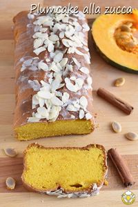 Pumpkin bread o plumcake alla zucca americano: un dolce morbido e profumato di cannella, zenzero e altre spezie, ottimo da solo o ricoperto di glassa alla cannella e mandorle a lamelle! Pumpkin bread recipe #senzaglutine #glutenfree #pumpkin #pumpkinbread #foodphotography #halloween