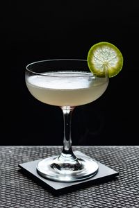 Daiquiri da casa com calda de cereja em calda no lugar do marrasquino e um passo a passo super simples.