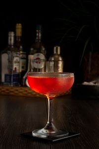 Rosita é um drink simples que junta o perfume da tequila e do vermute com o amargor do Campari, na gradação que você quiser!