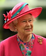 Queen Elizabeth II Photos - Queen Elizabeth II arrives to watch The Vodaphone Derby Race run at Epsom Racecourse on June 7, 2008, in Epsom, England. - Epsom Derby