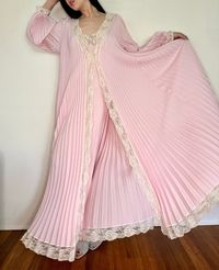 Vintage 60's LUCIE ANN Pink Pleated Robe with Lace Trim  Size: Tag says Petite: fits like a S-L Condition: Good Vintage Condition, Few light stains, one on lace cuff - see photos