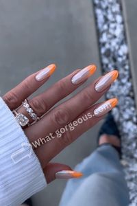 #ChromeNails #MetallicNailDesign #ShinyNails #TrendyChromeNails #GlamorousNails #MirrorEffectNails #NailArtTrends #LuxuriousNails #NailDesignInspiration #FuturisticNailArt