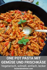 Eines der besten One Pot Pasta Rezepte sind diese vegetarischen Nudeln mit Gemüse, Tomatensoße und Frischkäse. Sieh dir hier das gesunde, schnelle und einfache Rezept für das Nudelgericht ohne Fleisch an.