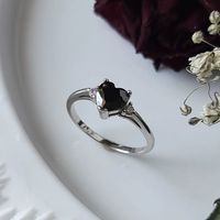 Une magnifique bague coeur en onyx noir. Fabriqué avec de l'argent sterling et des pierres précieuses de zircone cubique. Plusieurs tailles disponibles.